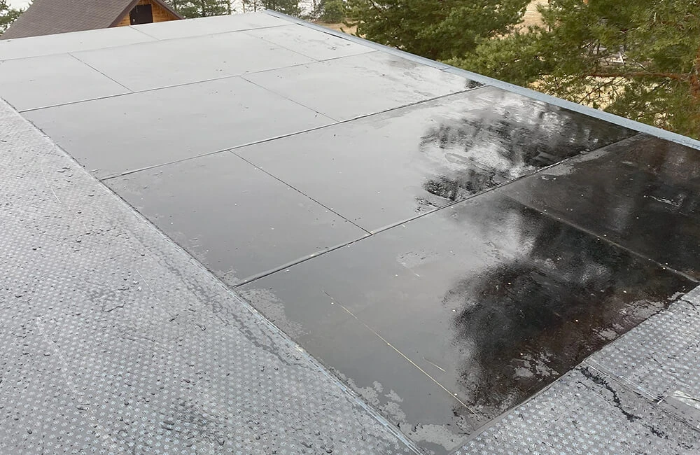 Основание — из двух слоев ЦСП с разбежкой швов в обоих слоях. Плиты закреплены оцинкованными саморезами и покрыты битумным праймером, который должен хорошо просохнуть (12 часов при температуре + 20 °C) перед наплавлением подкладочного ковра