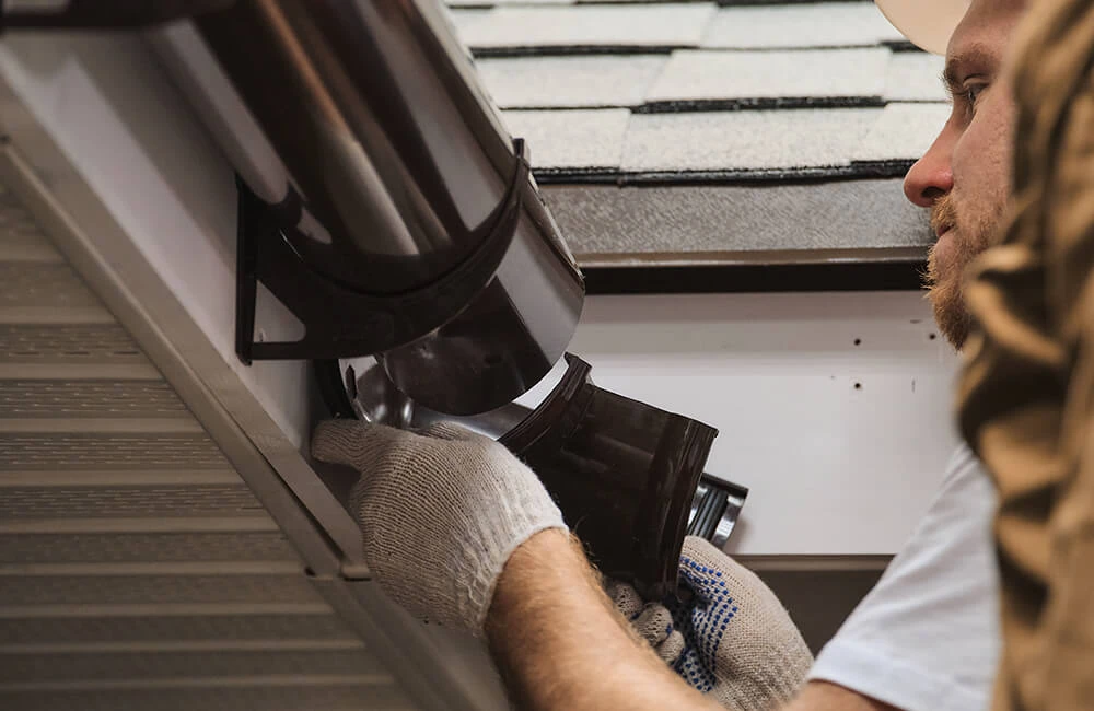 Как установить на крыше пластиковые водостоки