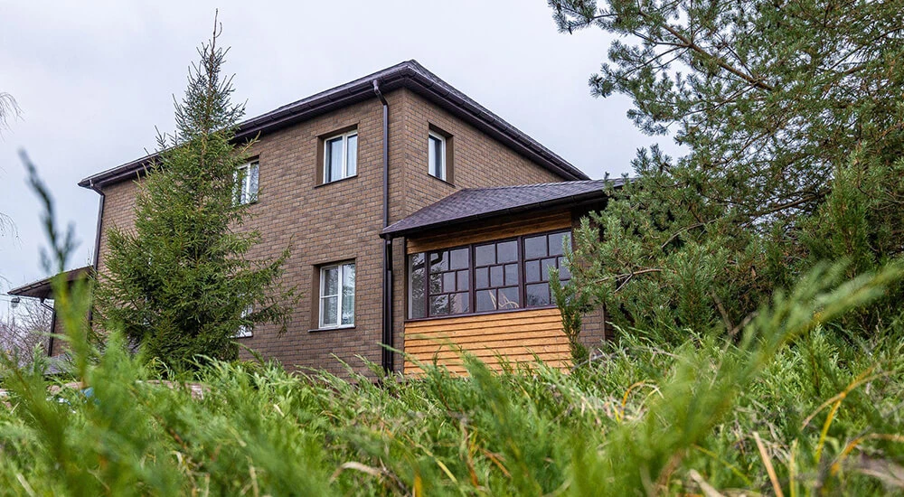 Битумная плитка на фасаде — это практично, просто и эстетично