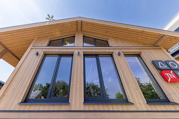 Во влажном климате вертикальные облицовки более практичны, чем горизонтальные: дождевые капли не собираются в щелях, а стекают вниз, на отливы.