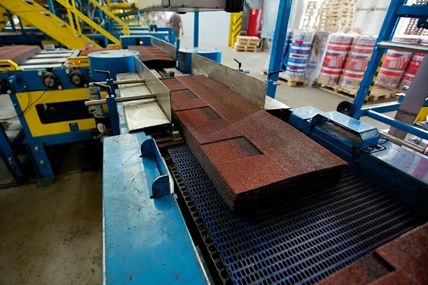 Датчики на конвейере следят, чтобы все гонты были точно уложены и упакованы в фирменную термоусадочную пленку.