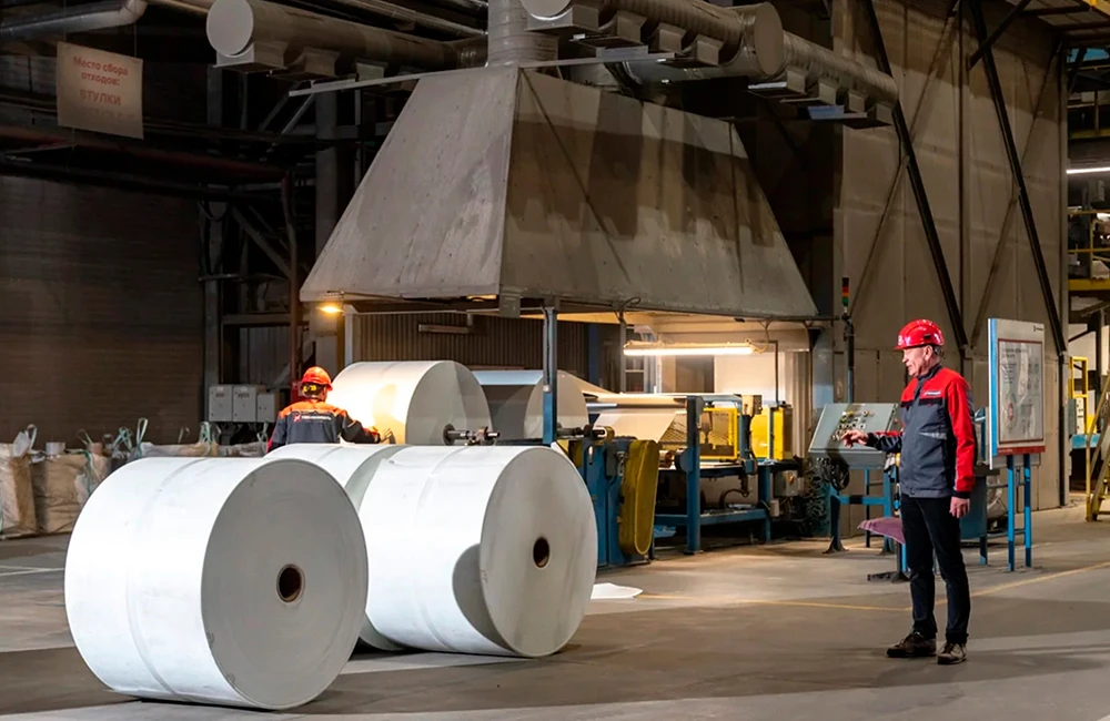 Стеклохолст поставляют в Рязань в массивных рулонах, которые нужно размотать и подать на производственную линию.