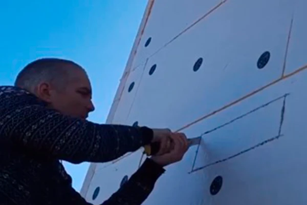 Строитель долго испытывал фасад из битумной плитки огнем