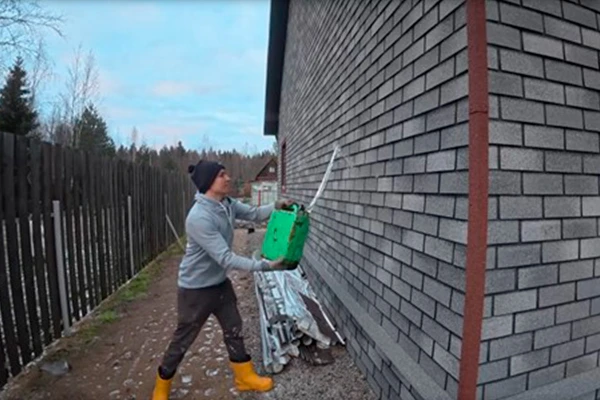 Строитель долго испытывал фасад из битумной плитки огнем