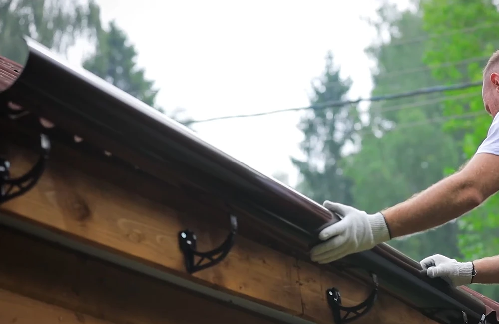 Уклон водосточного желоба: быстро и правильно