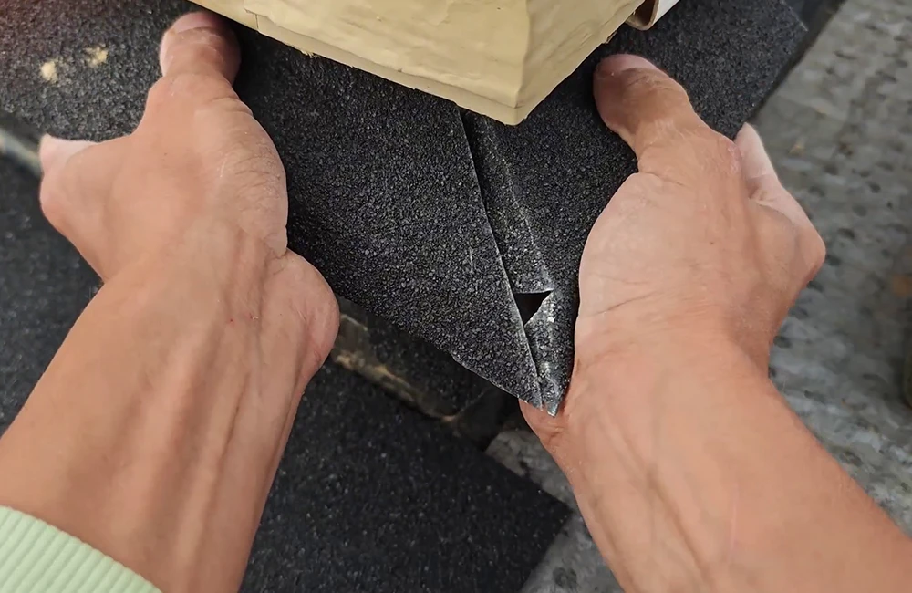 Стандартные металлические уголки HAUBERK легко подрезать ножницами по металлу под нужный размер