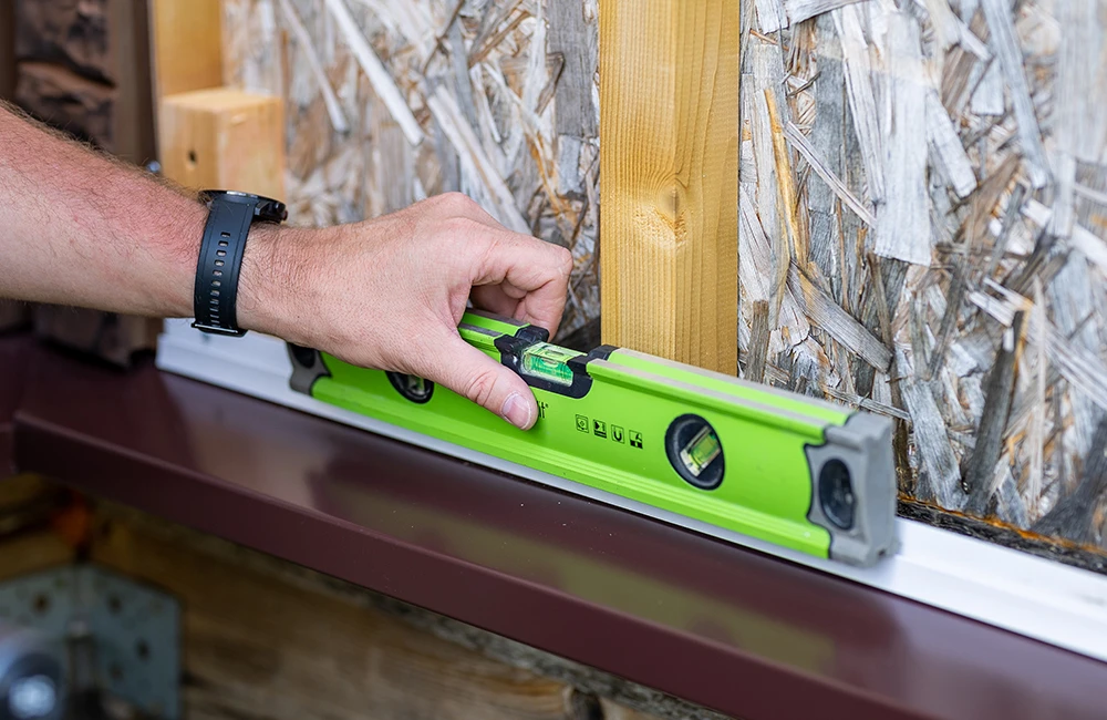 Правильность установки контролируют строительным уровнем. Ошибки сразу же исправляют.