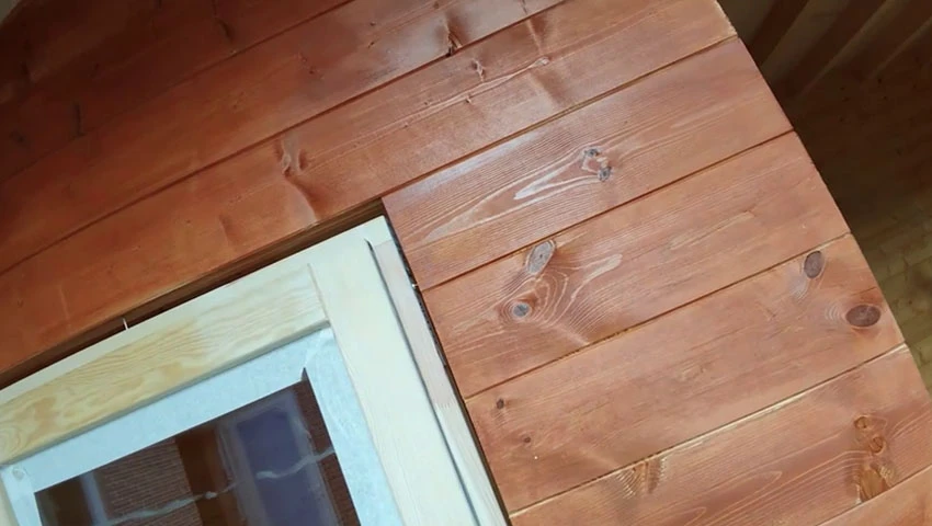 Последним этапом стала установка окон и дверей. Максим выбрал деревянные рамы и стеклопакеты — они пришли тоже уже нужного размера