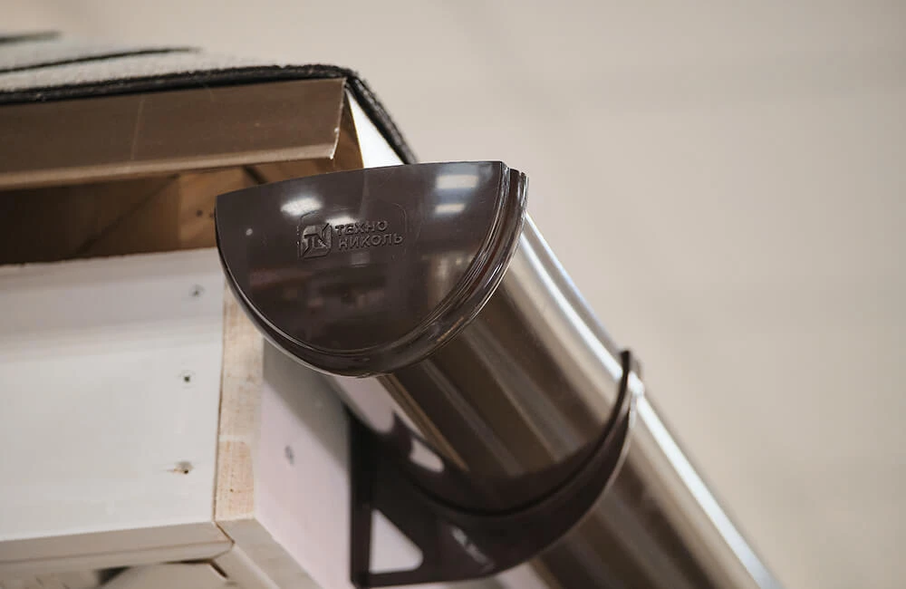 Как установить на крыше пластиковые водостоки