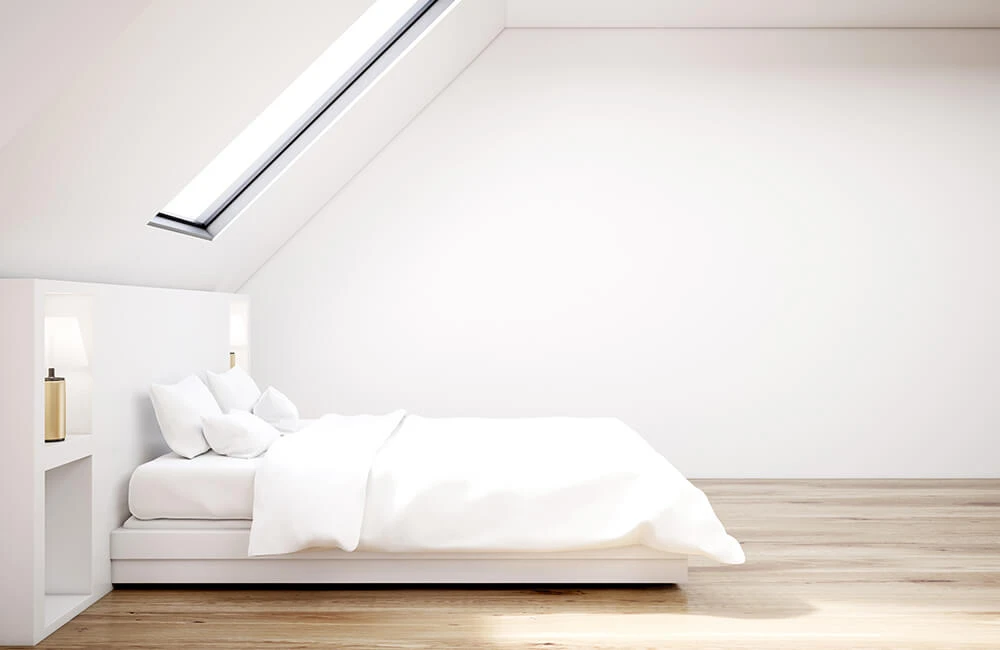 При отделке в новом доме, стеклохолст предотвращает образование нитевидных трещин, связанных с усадкой. В каркасной мансарде с деревянной стропильной системой и стены, и потолки «гуляют» и «дышат». Если при отделке не использовать стеклохолст, — стены после первой же зимы могут пойти трещинами.