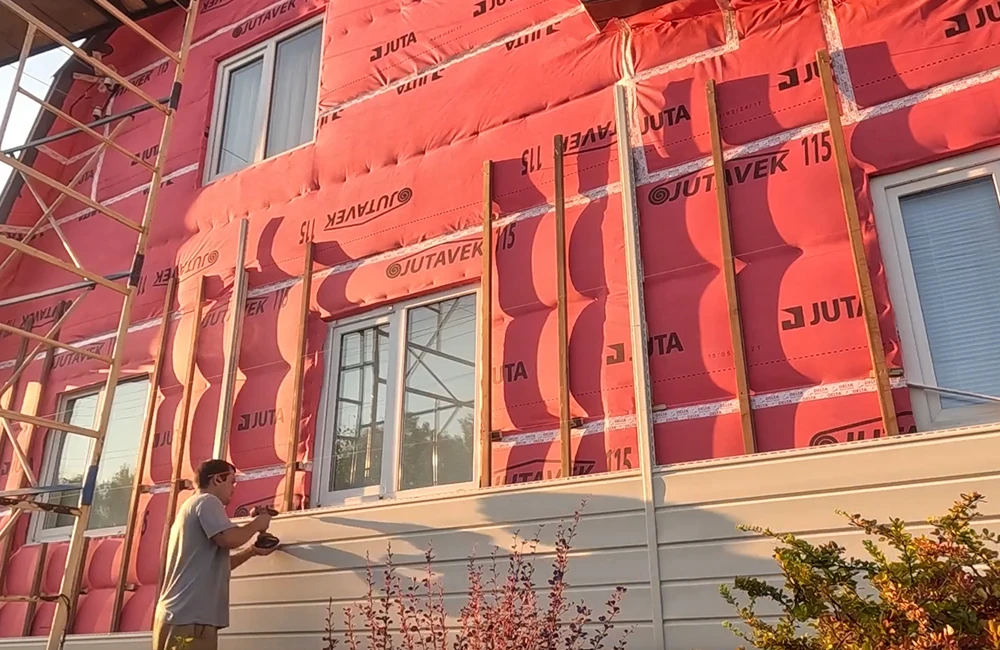 Как преобразить дом: утепление и облицовка сайдингом в одни руки