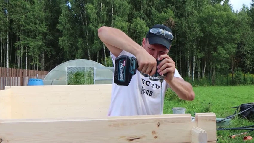 Затягивание конструкционных саморезов, пожалуй, самый сложный процесс в сборке стен: Максим один раз промахнулся с углом, и саморез вышел снаружи. Ничего страшного, но иной раз лучше передохнуть