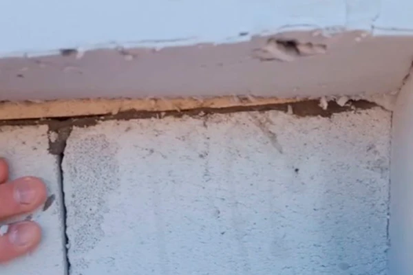 Строитель долго испытывал фасад из битумной плитки огнем