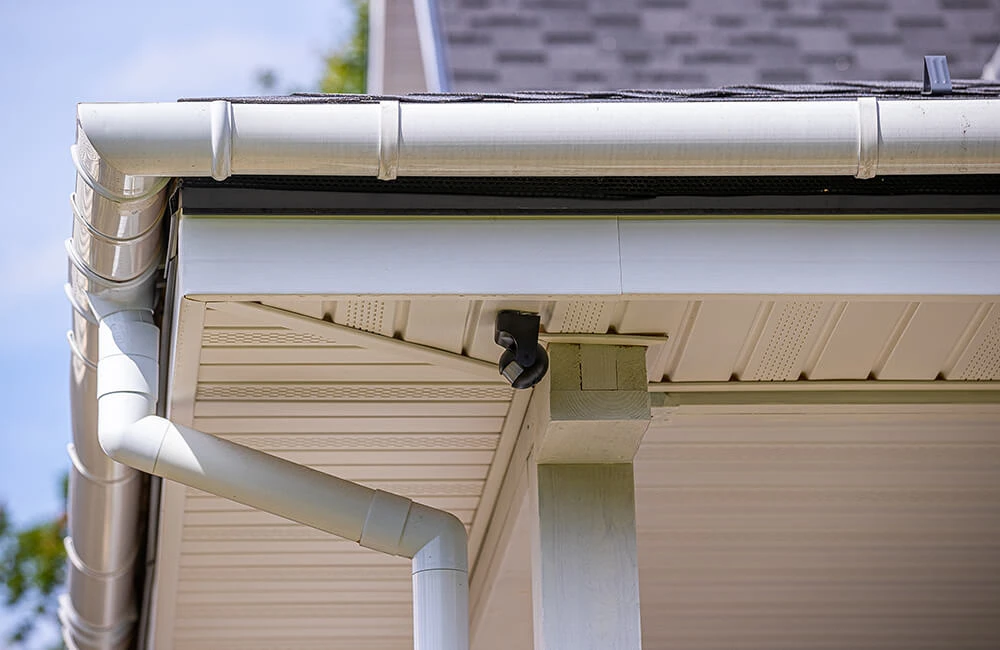 Подшивка свесов кровли: зачем это нужно