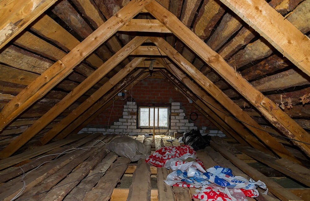 Изнутри настоящая классика отечественного частного домостроения. Надежная стропильная система с запасом, рубероид. Конденсату с рубероида деваться некуда, кроме как впитываться в доски. Но есть вентиляция, поэтому нет больших проблем, как подмокло, так и просохло.