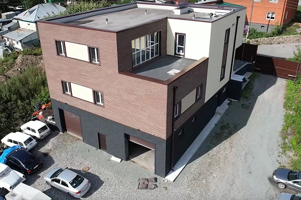 Когда блогеры из Новосибирска задумали построить трехуровневый дом-офис-гараж из газобетона на железобетонном монолитном цоколе, они даже не задумывались над выбором облицовки фасада. Потому что сразу решили, что это будет гибкая плитка HAUBERK под кирпич.