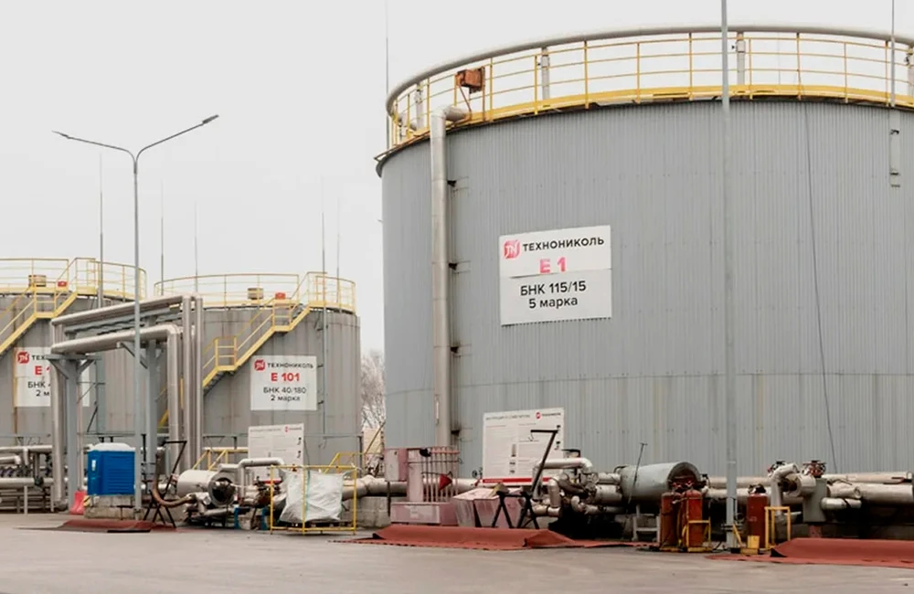 В резервуарном парке может одновременно храниться до 5 тыс.тонн битума, поступающего с заводов Ярославля, Рязани, Ульяновска и Сызрани.