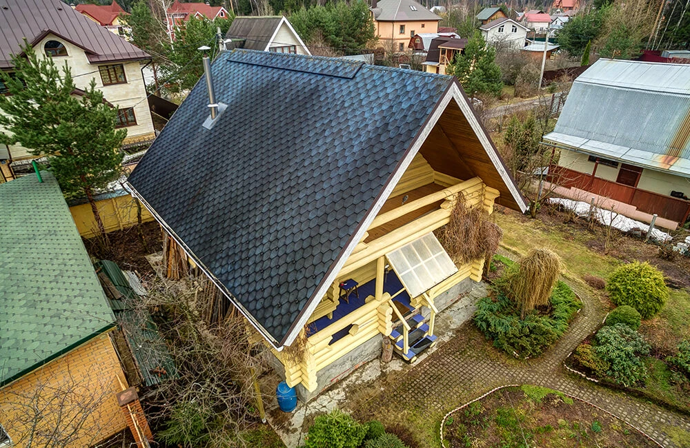 Функционал кровля сохранила, но вид уже не нарядный, так почему бы не сделать реконструкцию.