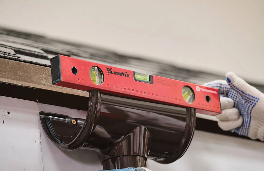 Как установить на крыше пластиковые водостоки