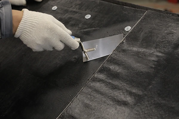 Когда наплавленный ковер остынет, проверьте все стыки и нахлесты шпателем. Приклейте при необходимости. Покрытие должно быть абсолютно герметичным.