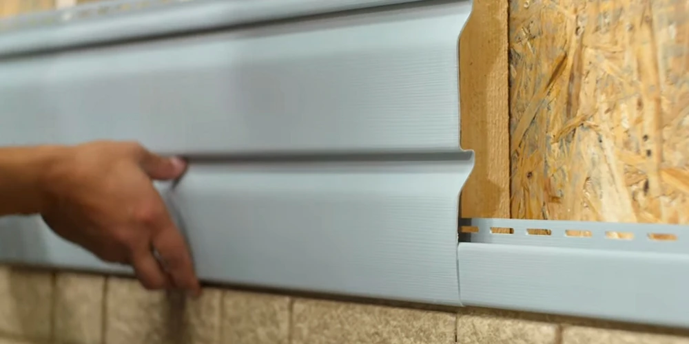 Самый простой вариант перехода, когда цоколь и фасад в одной плоскости, а отливы не нужны. Достаточно по завершении монтажа панелей на цокольную часть установить h-профиль и начать монтировать сайдинг. H-профиль может быть любого цвета 