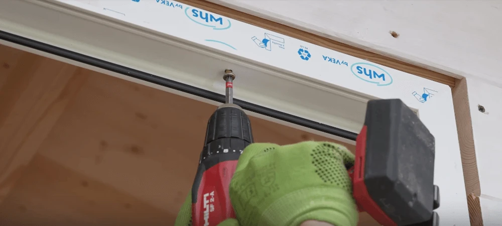 Окна и двери выставляют по уровню, монтируют на саморезы, а зазоры запенивают.