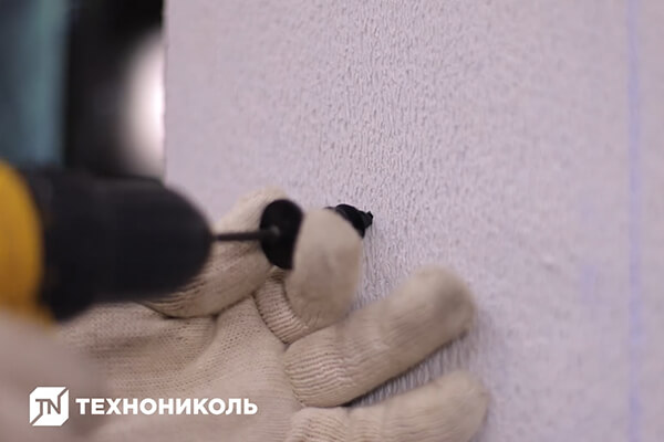 В отверстие в плите XPS вкрутите винт R16.