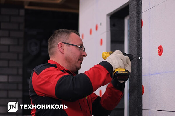 Приложите доборный элемент и зафиксируйте его коротким саморезом к пластиковому винту.