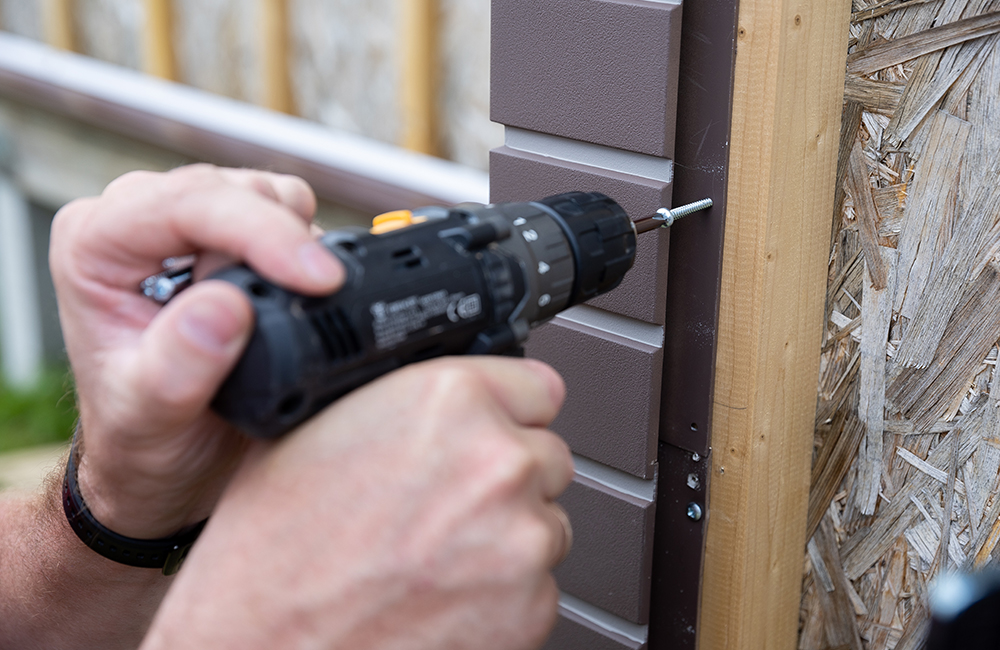 Наружные углы монтируют по уровню строго вертикально.