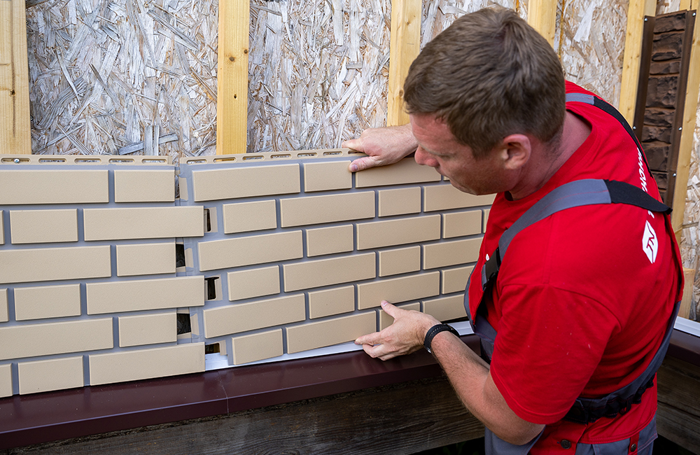 Следующую панель состыкуйте с уже установленной с помощью замков движением вниз и влево. Закрепите ее саморезами к направляющим. Аналогично смонтируйте весь ряд.