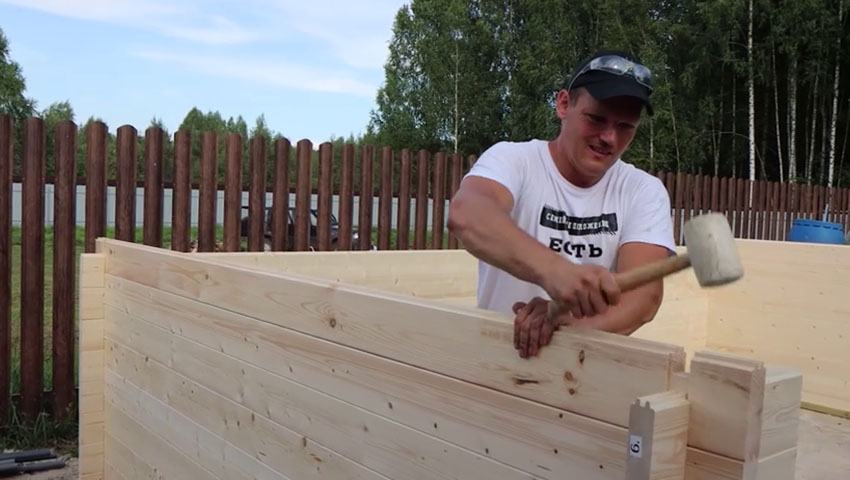 Здесь видны номера на торцах бруса — их сравнивают с инструкцией, чтобы точно всё собрать правильно