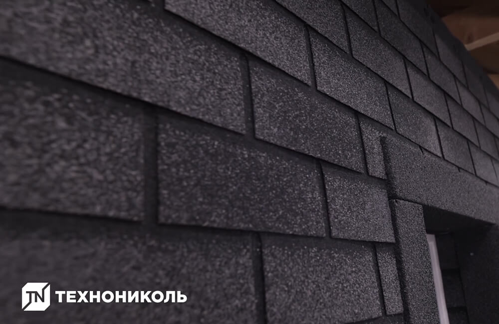 Аналогично уложите плитку по всей высоте стены. При укладке последнего ряда используйте лепестки, оставшиеся при обрезке плиток для стартовой полосы.