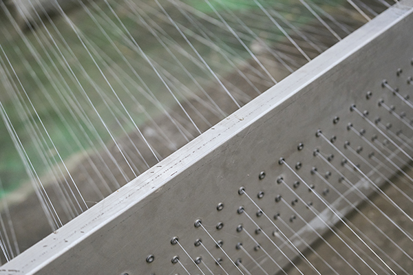 Нити наматывают на большие бобины. Это похоже на ткацкий станок, но тут ничего не ткут