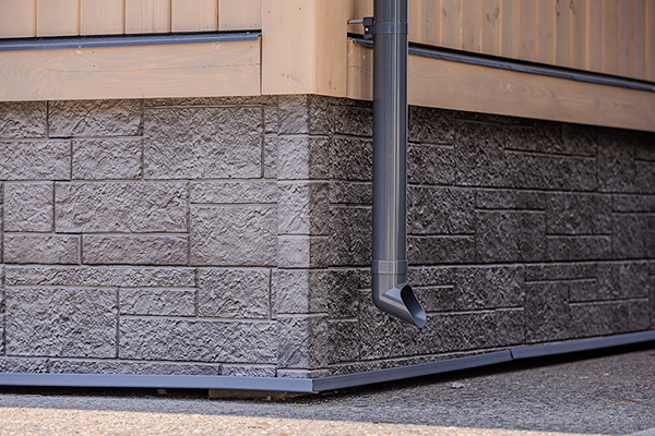 Во влажном климате вертикальные облицовки более практичны, чем горизонтальные: дождевые капли не собираются в щелях, а стекают вниз, на отливы.