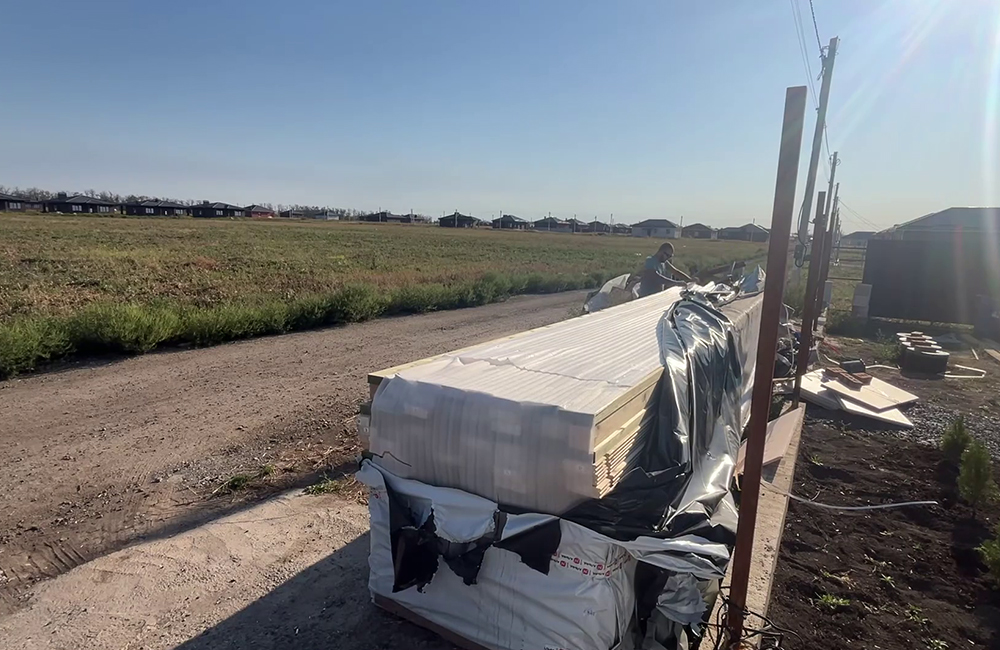 Комплект для сборки беседки-хозблока приходит в герметичной упаковке, весит всё около трех тонн. Для доставки лучше всего подходит манипулятор с платформой.