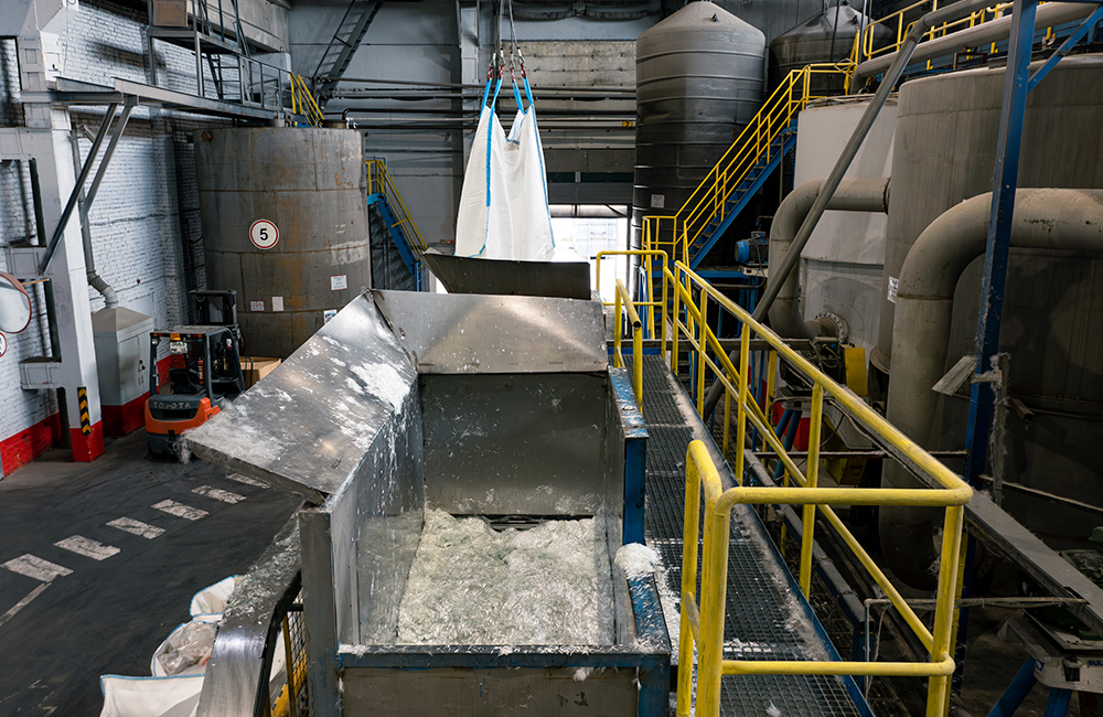 Пока это просто слой нитей, еще не скрепленных между собой — как вата, только стеклянная