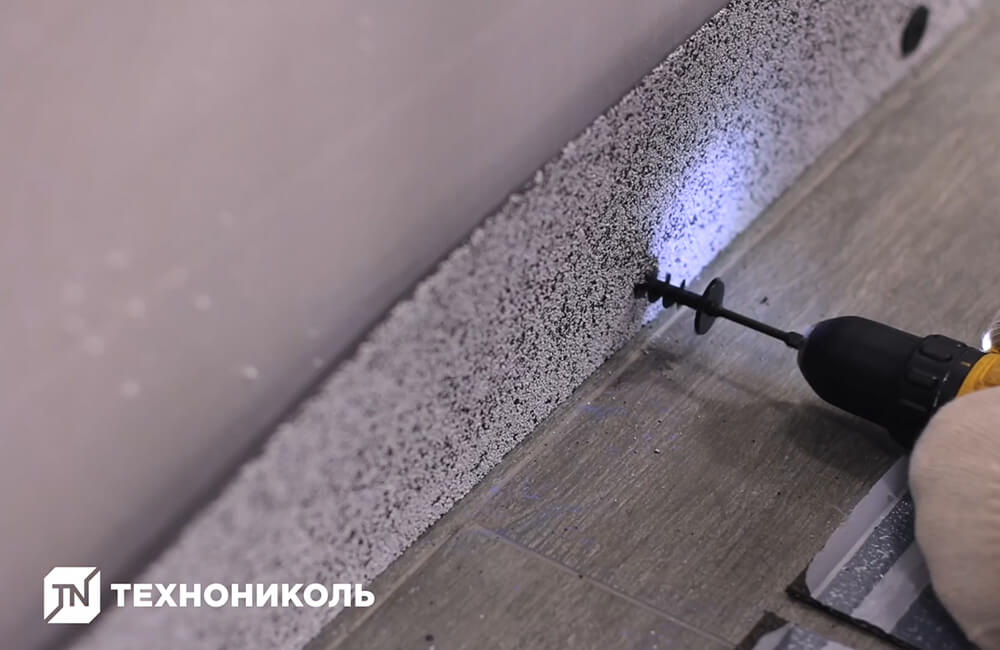 Строго по уровню смонтируйте стартовую полосу: закрепите подготовленную плитку винтами — по 8 штук на 1 элемент.