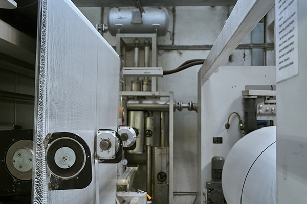 На выходе из сушилки материал уже готов — прочный, эластичный, с характерной фактурой «паутинки»