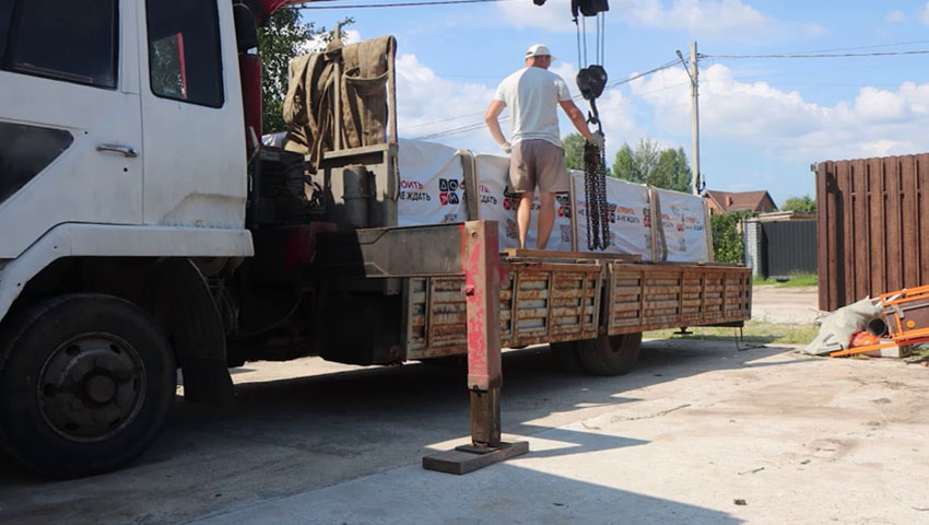 Для доставки подойдет грузовик с платформой 5-6 м и стрелой манипулятора