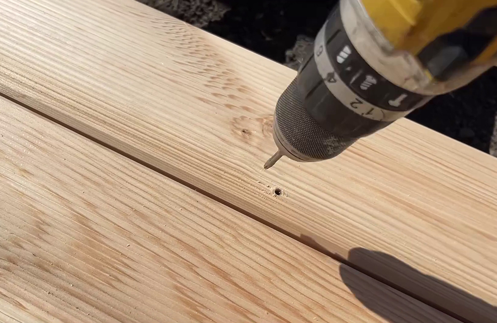 По мнению Романа, нет смысла возиться со скрытым крепежом. Наш герой засверлил саморезы сверху, даже не выстраивая их в ровную линию: посчитал, что в этом небольшом хаосе и есть красота.