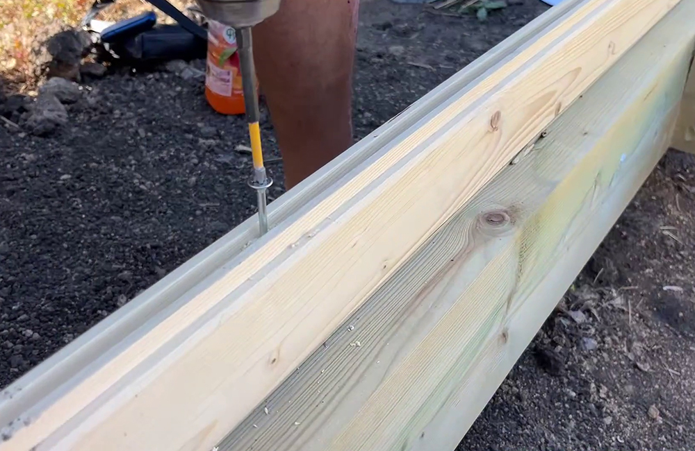 Процесс нехитрый, главное выдерживать угол, чтобы саморез четко прошил две доски и не вылез снаружи.