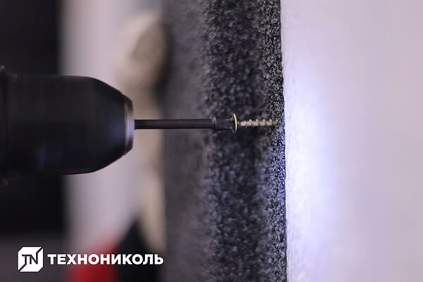 Сначала саморезом сделайте отверстие в доборном элементе и XPS.