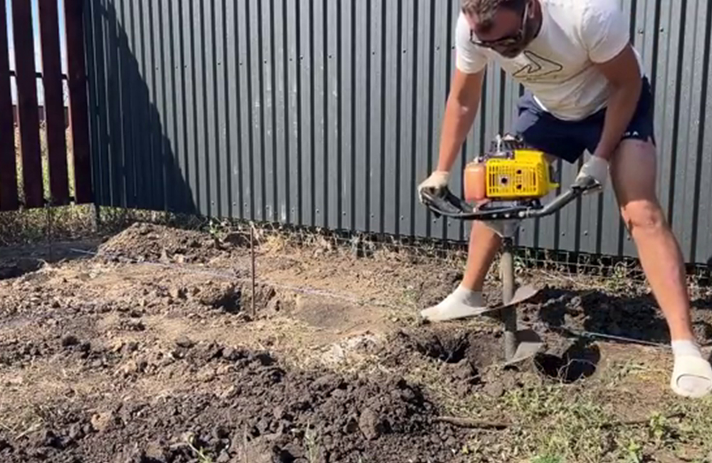 У Романа было достаточно инструмента для такого фундамента: бензобуром он рыл лунки, а с помощью электрического бетоносмесителя делал раствор. Если ничего этого нет, свайный фундамент от подрядчика или привозные бетонные блоки будут не менее удачным решением.