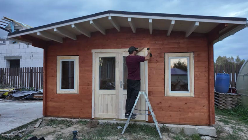Распашные двустворчатые двери можно открыть даже в дождливый день, чтобы с комфортом поработать за верстаком или просто посидеть на стуле с видом на участок