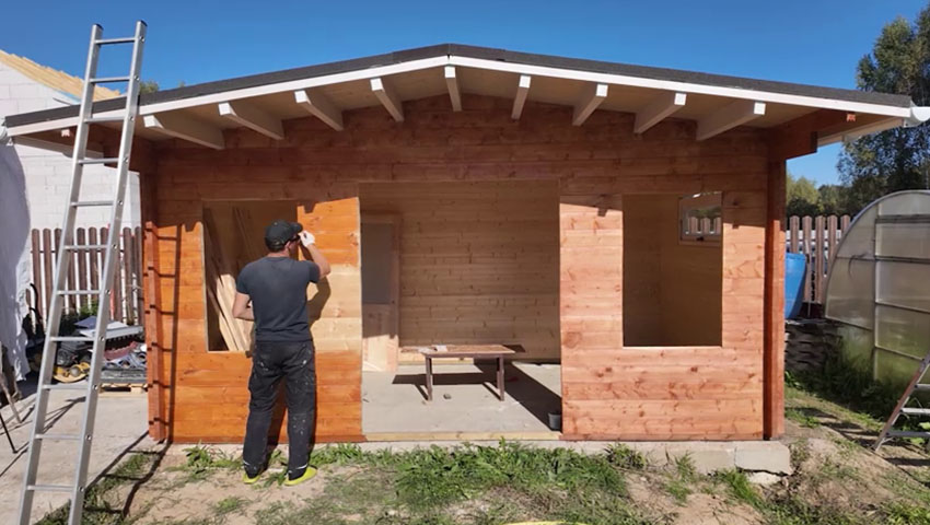 Снаружи Максим красил стены в два слоя: сначала один, потом дал время высохнуть, потом второй