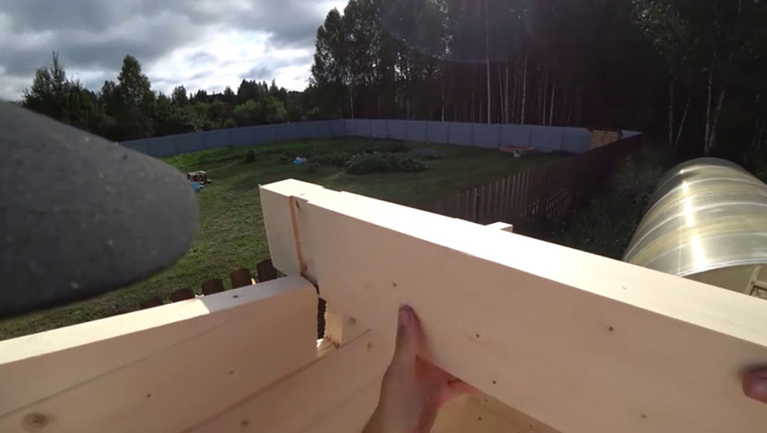 Опорные балки крыши нужно немного покачать, чтобы они встали в пазы — это нормально, соединение должно быть плотным