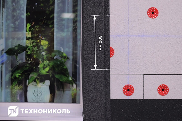 Уголки и наличники фиксируют с интервалом 300 мм.