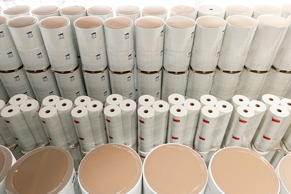 Завершающий этап основного производства — перемотка из больших рулонов «бигроллов» в маленькие, которые и продают потребителям. Перед упаковкой край холста приклеивают к рулону — так он не размотается при транспортировке.