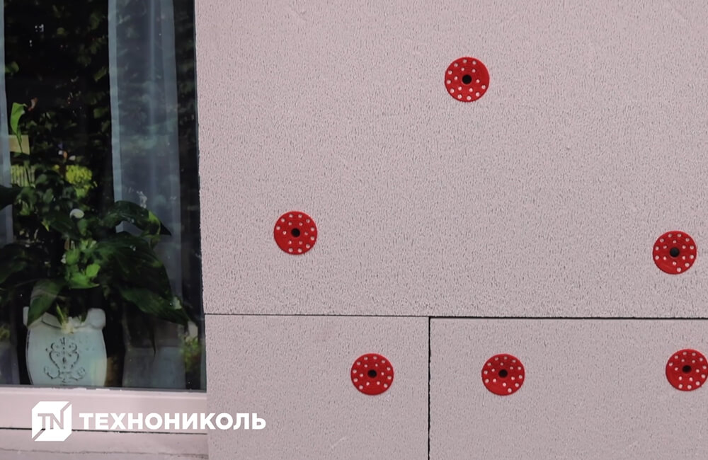 Последующие ряды плит XPS монтируйте со смещением. После высыхания клея-пены стена готова для монтажа фасадной плитки.