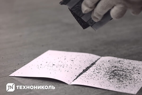 Заготовьте немного базальтовых гранул, потерев обрезки плитки друг о друга.